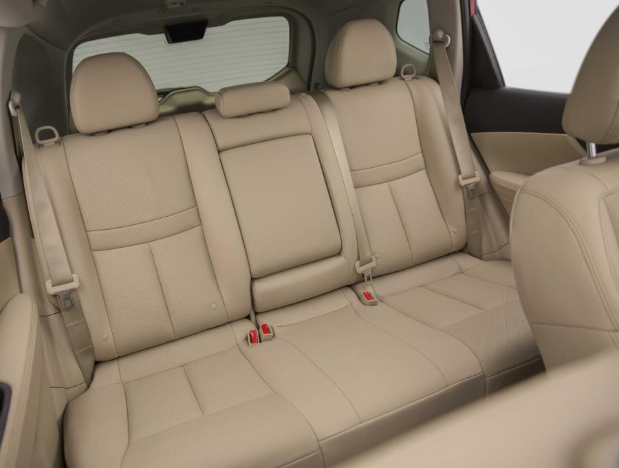 Интерьер Nissan Rogue Hybrid 2016 года  (фото 35 из 36)